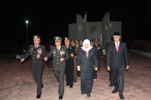 Malam Renungan Suci HUT Kemerdekaan RI Ke-79 di TMP Palibelo, Kapolres Bima Pimpin Apel Kehormatan