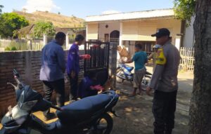 Antisipasi Rabies, Bhabinkamtibmas Polsek Sanggar Dampingi Tim Vaksinasi