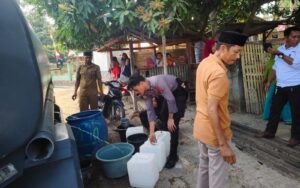Atasi Kekeringan, Polres Bima Salurkan Bantuan Air Bersih di Desa Roi