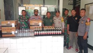 Jamin Keamanan Wilayah Jelang Pilkada, Sinegritas TNI-POLRI, Polsek  Bolo Amankan  Ratusan Botol Miras