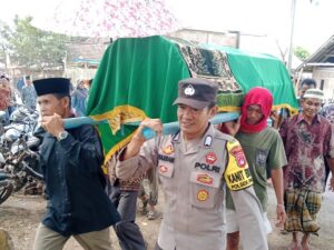 Sambang Duka, Kanit Binmas Polsek Parado Ikut Menandu Jenazah Almarhum