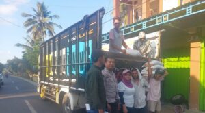 Bhabinkamtibmas Polsek Monta, Dampingi Penyaluran Beras Dari BAPAN di Desa Binaan