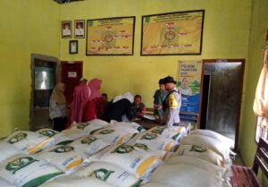 Pastikan Tepat Sasaran, Bhabinkamtibmas dan Babinsa Belo Dampingi Penyaluran Beras BAPAN