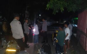 Anggota Polsek Sanggar Patroli Sambang Kamtibmas Humanis Malam Hari Jelang Pilkada
