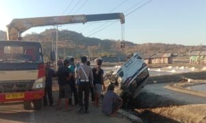 Kantuk, Sebuah Mobil Terjun  Bebas di Tambak