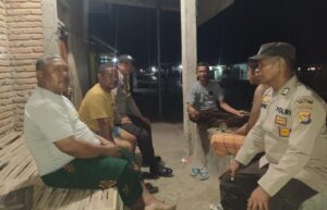 Patroli Dialogis Malam Hari Jelang Pilkada Kian Gencar Dilaksanakan Polsek Sanggar
