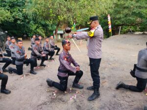 Kapolres Bima Pimpin Tradisi dan Penyematan Baret Bintara Remaja Polres Bima di Kaki Gunung Tambora