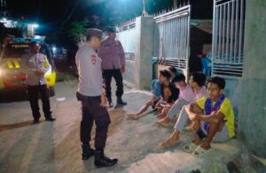 Personel Polsek Belo Imbau Masyarakat Wujudkan Pilkada Damai Via Blue Light Patrol.