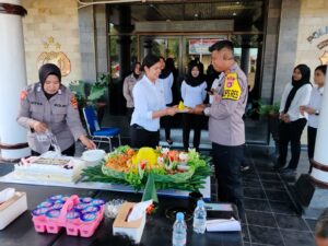 Polres Bima Gelar Syukuran Hari Jadi Polwan Ke- 76 dan Berbagi dengan Tahanan