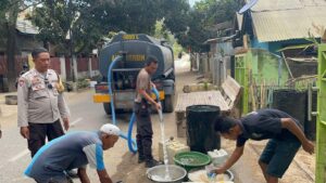 Satuan Samapta Polres Bima Salurkan Bantuan Air Bersih di Desa Tonggorisa