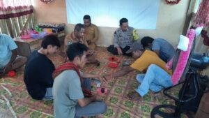 Cooling System Bhabinkamtibmas Polsek Donggo Imbau Warga Jaga Kamtibmas dan Tolak Hoax