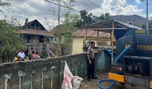 Ringankan Beban Sesama, Sat Samapta Polres Bima Salurkan Bantuan Air Bersih Bagi Masyarakat Terdampak Kekeringan
