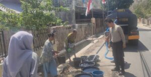 Atasi Kekeringan, Polres Bima Salurkan 5 Ribu Liter Air Bersih di Palibelo