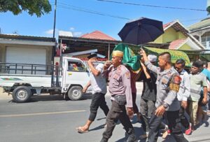 Sambang Duka, Kapolsek Bolo dan Personelnya Melayat Plus Ikut Usung Jenazah