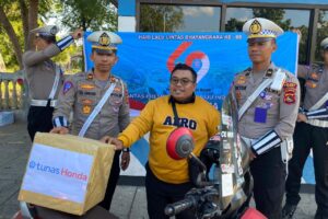 Sat Lantas Polres Bima Bagikan Helm dan Bunga, Sambut HUT Polantas Bhayangkara