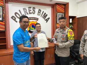 Kapolres Bima Eko Sutomo Terima Sertifikat Tanah Poliklinik Polres Bima dari KPKNL dan BPN Bima