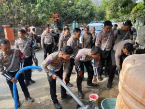 Sambut HUT Lalulintas, Sat Lantas Polres Bima Bantu Warga Terdampak Kekeringan