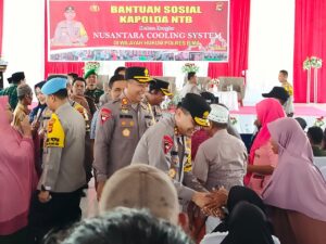 Kapolda NTB Serahkan Bansos dan Imbau Warga Jaga Kamtibmas