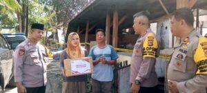Kapolres Eko Sutomo Salurkan Bantuan ke Korban Kebakaran Asrama Polres Bima Kota
