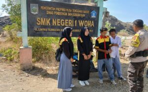 Police Goes to School Bhabinkamtibmas Donggobolo Ingatkan Pelajar Jauhi Narkoba dan Miras