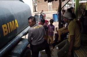 Warga Tonggorisa Kekeringan, Sat-samapta Polres Bima Salurkan Bantuan Air Bersih