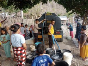 Sat Samapta Polres Bima Kembali Salurkan Air Bersih ke Warga Roka