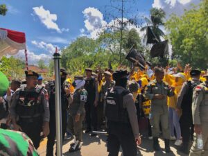 Personel Polres Bima Amankan Pengundian Nomor Urut Paslon di Kantor KPU