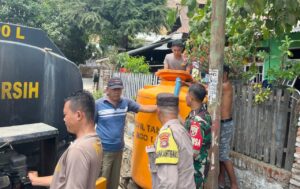 Sat Samapta Polres Bima, Salurkan Bantuan Air Bersih ke Warga Desa Cenggu