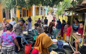 Peduli Warga Terdampak Kekeringan, Sat Samapta Polres Bima Salurkan Air Bersih di Desa Runggu