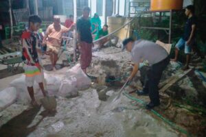 Wujud Kedekatan Polri dan Masyarakat, Polsek Belo Gotong Royong Pembangunan Masjid di Desa Roka
