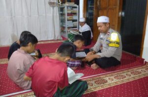 Bhabinkamtibmas Polsubsektor Palibelo Jadi Guru Ngaji Anak-anak di Desa Binaannya