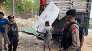 Sat Samapta Polres Bima Amankan Ribuan Bilik Pemungutan Suara Tiba di Gudang Logistik KPU