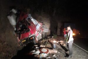 Diduga Rem Blong, Mobil Fuso Bermuatan 30 Ton Tabrak Tebing di Madapangga
