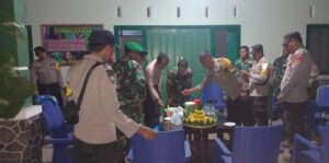 Kapolsek Donggo dan Kapolsek Soromandi Berikan Surprise di HUT TNI ke- 79