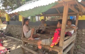 Bhabinkamtibmas Polsek Donggo Duduk Bersama Warga Binaan Imbau Wujudkan Pilkada Damai