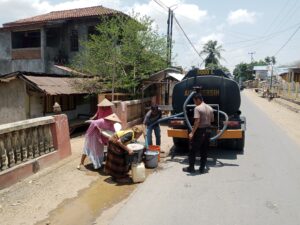 Sat Samapta Polres Salurkan Bantuan Air Bersih Bagi Masyarakat Terdampak Kekeringan