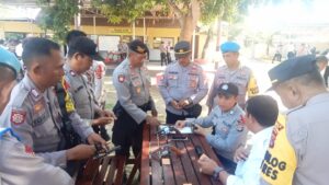 Bag Log dan Si Propam Polres Bima  Periksa Senpi Dinas Secara Berkala