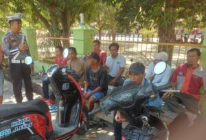Sosialisasi Tertib Berlalulintas, Sat Lantas Polres Bima Datangi Warga di Pangkalan Ojek