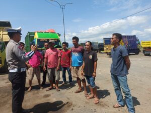 Satlantas Polres Bima Sosialisasi Operasi Zebra Rinjani 2024 di Kalangan Supir Truk