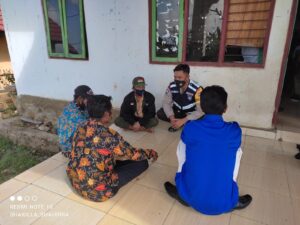 Sambangi Warga Binaannya, Bhabinkamtibmas Polsek Donggo Kampanyekan Hoax Jelang Pilkada