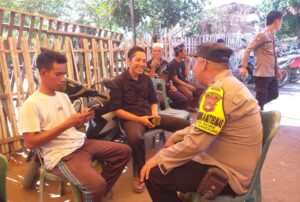 Wujudkan Kamtibmas Jelang Pilkada, Bhabinkamtibmas Polsek Sanggar Imbau Warga Tidak Terprovokasi Hoax