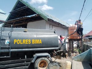 Sat Samapta Polres Bima dan Polsubsektor Palibelo Salurkan Bantuan Air Bersih di Desa Roi
