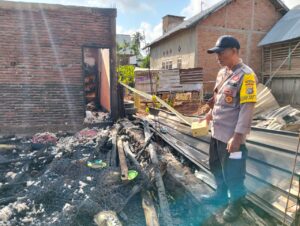 Personel Polsek Parado Bantu Padamkan dan Evakuasi korban Kebakaran