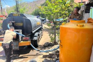 Warga Desa Cenggu Kekeringan, Polres Bima Salurkan 5000 Liter Air Bersih