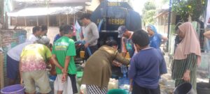 Kesulitan Air Bersih di Belo, Sat Samapta Polres Bima Salurkan 5000 Liter Air Bersih