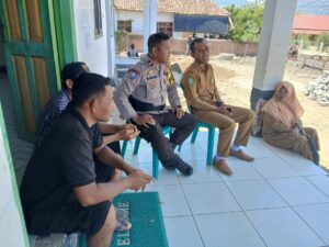 Cooling System Menuju Pilkada Damai Bhabinkamtibmas Donggobolo Rutin Sambangi Warganya