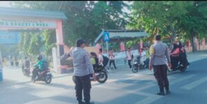 Cegah Macet dan Kecelakaan, Polsek Woha Atur Arus lalulintas di Depan SMAN 1 Woha