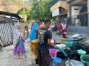 Atasi Kekeringan di Desa Tenga, Polres Bima Salurkan 5000 Liter Air Bersih