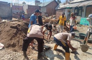 Bhabinkamtibmas Rato Gotong Royong Bersihkan Puing Pasca Kebakaran Bersama Warga Binaan