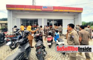 Tak Kantongi Izin, Sat Pol-PP Tutup Paksa Gerai Alfamart di Lombok Tengah